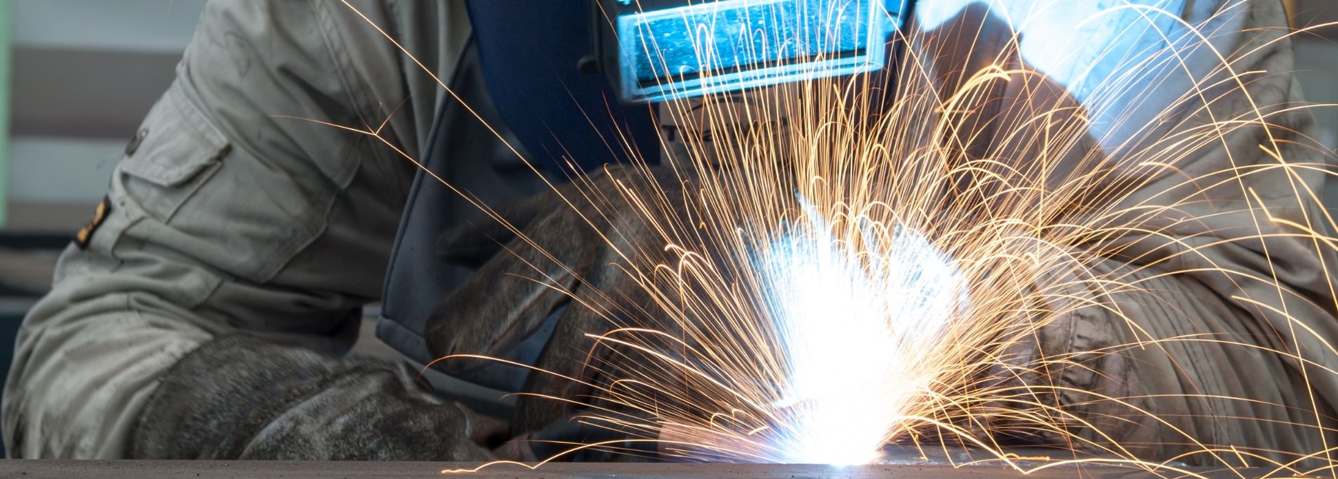 Profesional realizando trabajos de soldadura